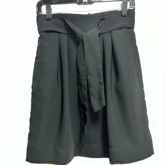 H&M Short skirt in woven fabric with a high waist. Pleats at top - Picture 1 of 4